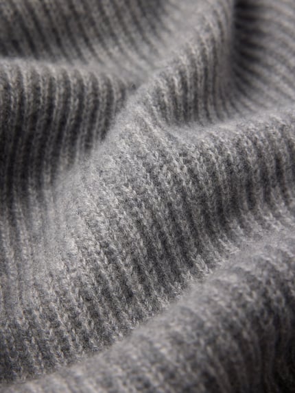 Produktfoto, Schal aus reinem Kaschmir von Christian Berg Woman in Grau, rechteckige Form, Ripp- und Strick-Optik, weiche Textur