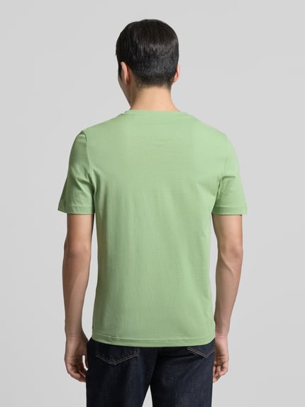 Männermodel trägt Regular Fit T-Shirt aus reiner Baumwolle von s.Oliver RED LABEL in Uni-Optik, kurzarm, Rundhals, Ganzkörperansicht Rückansicht