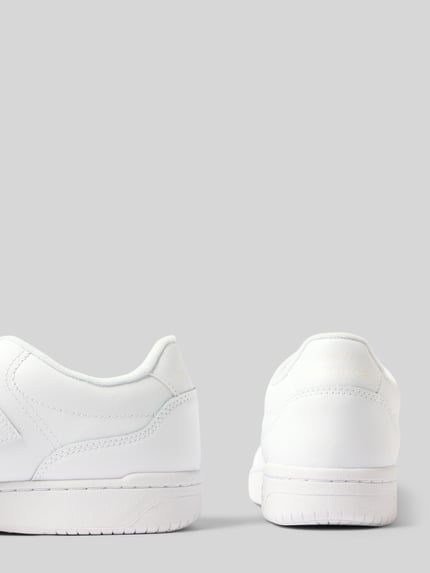 Productfoto, witte sneakers met vetersluiting, afgeronde punt, model 'BB80', labeldetails, hakhoogte maat 45: 3 cm, schachthoogte 8 cm, schachtbreedte 10 cm, Sneaker met vetersluiting en labeldetails model 'BB80' van New Balance