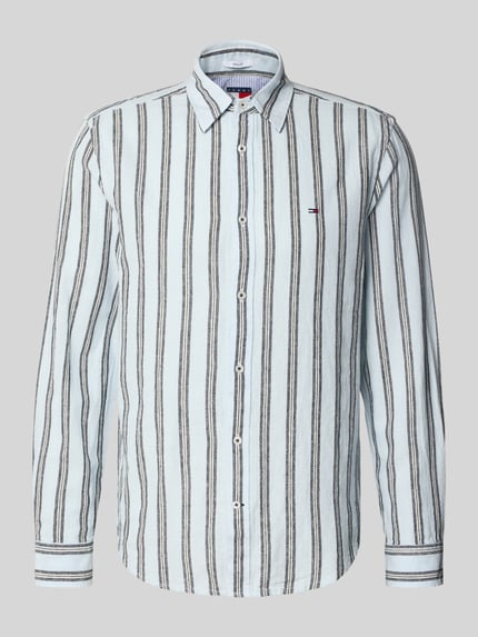 Produktfoto, Regular Fit Freizeithemd aus Leinen-Baumwoll-Mix von Tommy Jeans, mehrfarbig gestreift, Kentkragen, Logo, langarm, Flammgarnstruktur.
