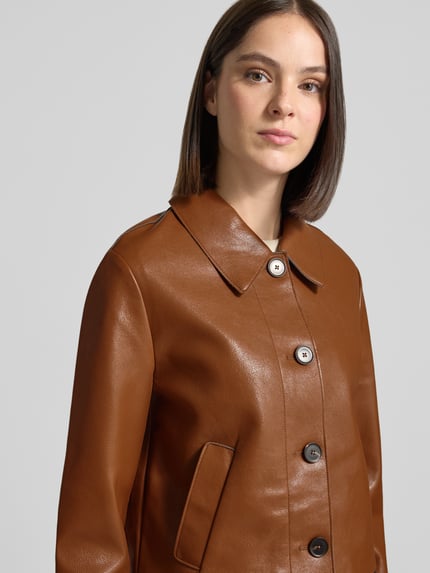 Vrouwenmodel draagt Regular Fit Kunstlederjacke mit Umlegekragen van s.Oliver RED LABEL in bruin, glad oppervlak, Nahaufnahme bovenlichaam.