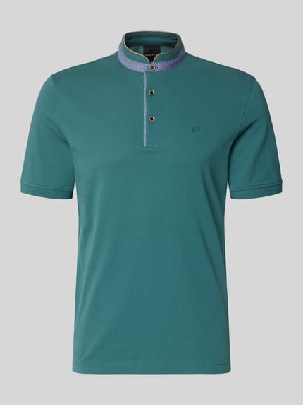 Produktfoto, Regular Fit Poloshirt mit Stehkragen und Logo-Stitching von bugatti in Grün, reine Baumwolle, kurze Knopfleiste, glatte Textur