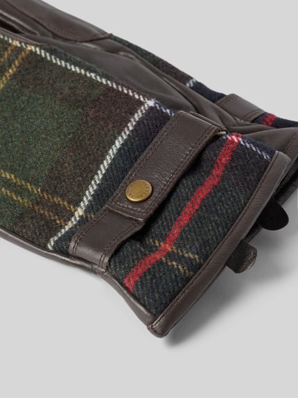 Produktfoto, Handschuhe aus Leder-Woll-Mix von Barbour, kariertes Muster in Dunkelgrün und Braun, rote und weiße Akzente, Detailaufnahme, Damen Handschuhe von Barbour