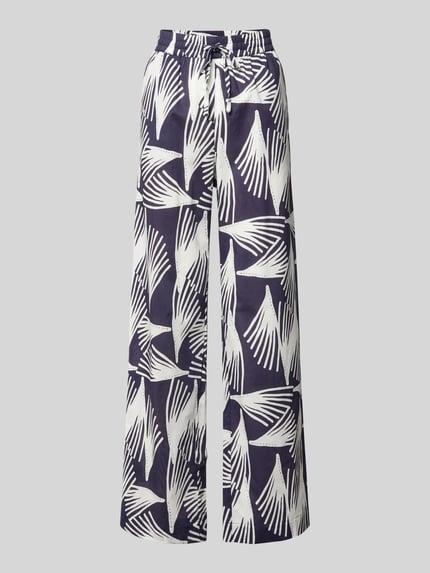 Produktfoto, Wide Fit Stoffhose mit floralem Allover-Print Modell 'Lani' von GUIDO MARIA KRETSCHMER WOMAN, reine Baumwolle, elastischer Bund, dunkelblau-weißes Muster, sichtbare Struktur des Stoffes, florale Formen, Kontext: Damen Stoffhose, Modell 'Lani', Wide Fit, elastischer Bund mit Tunnelzug, Bundweite 39 cm, Innenbeinlänge 80 cm.