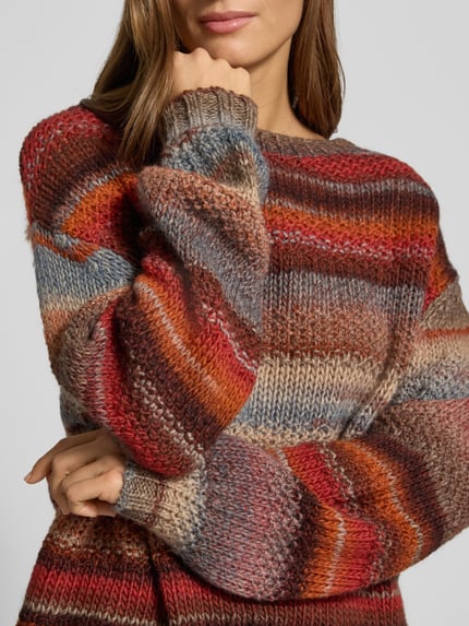 Frauenmodel trägt Strickpullover im Allover-Look Modell 'Strickpullover im Allover-Look Modell 'F...' von LOLLYS LAUNDRY, Baumwoll-Mix in Mehrfarb-Optik, Relaxed Fit, Rundhalsausschnitt, Nahaufnahme Oberkörper