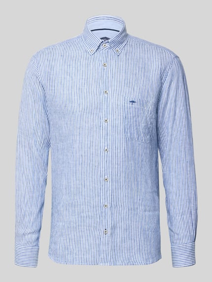 Produktfoto, Slim Fit Leinenhemd mit Button-Down-Kragen von Fynch-Hatton, blau-weißes Streifenmuster, reine Leinenstruktur, Brusttasche