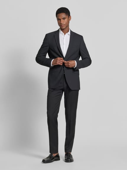 Männermodel trägt dunkelgraues Slim-Fit 2-Knopf-Sakko mit Pattentaschen Modell 'Allan' von DIGEL, Material-Mix mit Schurwoll-Anteil, Ganzkörperansicht von vorne.