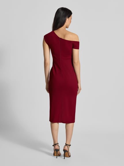 Frauenmodel trägt Knielanges Kleid mit Gehschlitz von Lipsy in Weinrot, asymmetrisches Off-Shoulder-Design, Slim Fit, Ganzkörperansicht Rückansicht. Elastischer Material-Mix, Rückenteil mit Reißverschluss, Produktangaben: Knielänge, Gehschlitz, Rückenlänge 104 cm, Brustweite 42 cm, Ärmellänge 24 cm.