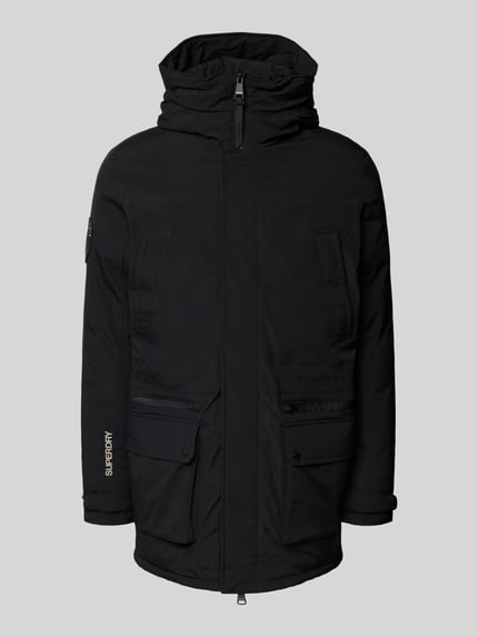Produktfoto, Parka mit Kapuze von Superdry in Schwarz, Material-Mix mit Stretch, verdeckter Reißverschluss, aufgesetzte Taschen, Textur matt