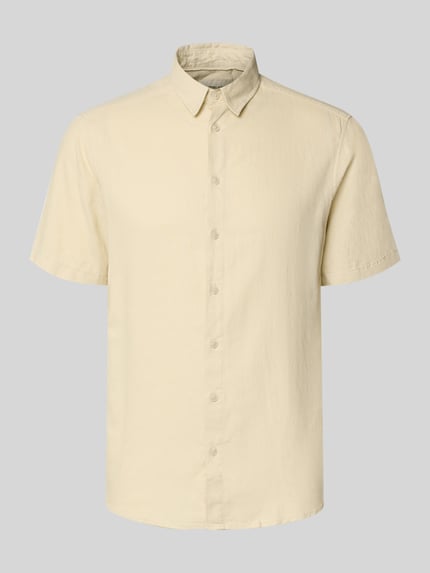Produktfoto, Slim Fit Leinenhemd mit Viskose-Anteil Modell 'Bobby' von Blend in Beige, durchgehende Knopfleiste, Kurzärmelig, Kentkragen, Struktur sichtbar, Rückenlänge 75 cm, Schulterbreite 38 cm, Ärmellänge 23 cm, Leinen-Mix mit Viskose-Anteil