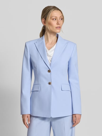 Frauenmodel trägt Regular Fit Blazer mit Zierknöpfe Modell 'ASMALLA' von HUGO, Optik: Unifarben, Twill, Ganzkörperansicht von vorne.