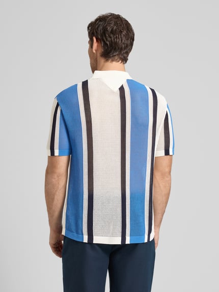 Männermodel draagt Relaxed Fit vrijetijdsoverhemd uit katoenmix van Tommy Hilfiger, meerkleurig, mesh structuur, gestikt logo, ganzkörperansicht rückansicht.