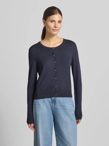 Frauenmodel trägt Regular Fit Cardigan aus Viskose-Mix von Christian Berg Woman in Dunkelblau mit Rundhalsausschnitt, Knopfleiste, Damen, Rückenlänge 48 cm, Ärmellänge 62 cm, Ganzkörperansicht von vorne.