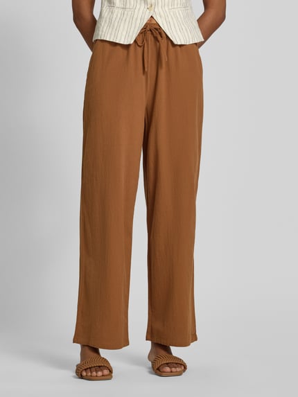 Frauenmodel trägt Stoffhose in verkürzter Passform Modell 'CISSIE' von Soyaconcept aus Reine Baumwolle, Wide-Fit, Tunnelzug, Ganzkörperansicht von vorne.