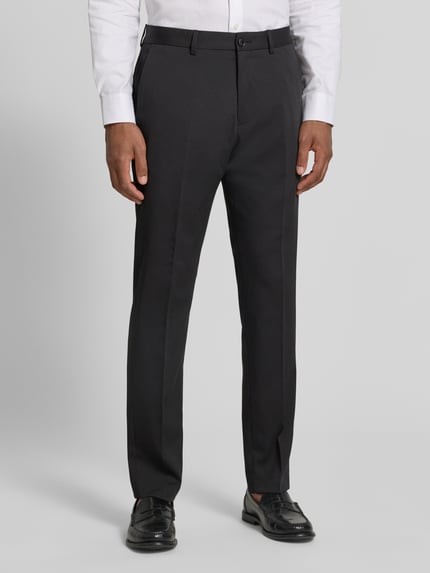 Männermodel trägt schwarze Regular Fit Anzughose mit Viskose-Anteil von s.Oliver BLACK LABEL, Ganzkörperansicht von vorne.