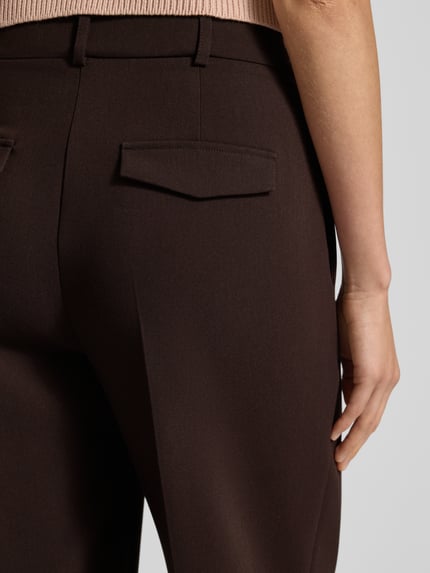 Frauenmodel trägt Stoffhose mit französischen Eingrifftaschen Modell 'CATSBY' von Someday, Material-Mix, Gesäßtaschen, Nahaufnahme Rückansicht.