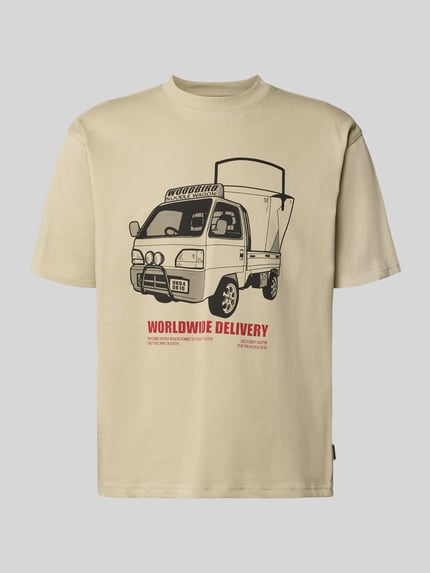 Produktfoto, T-Shirt mit Motiv-Print Modell 'Baine' von WOODBIRD aus reiner Bio-Baumwolle in Beige, gerippter Rundhalsausschnitt, Regular Fit, Motiv-Print eines Fahrzeugs auf der Vorderseite, Rückenlänge 69 cm bei Größe M