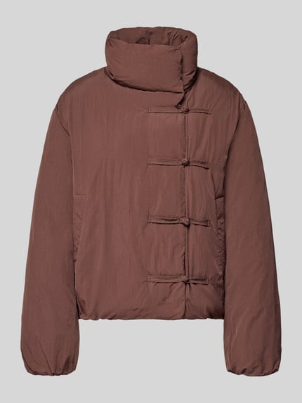 Produktfoto, braune Jacke mit Stehkragen Modell 'TRUFA' von MANGO, gerader Schnitt, Reiß- und Schlaufen-Verschluss, strukturierte Oberfläche