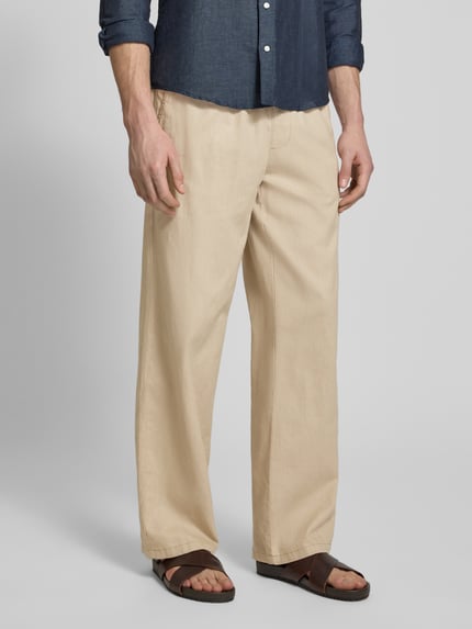Männermodel trägt Hose aus Leinen-Baumwoll-Mix Modell 'barton' von Matinique in Beige, Relaxed Fit, elastischer Bund, Nahaufnahme Oberschenkel, Kontext: Herren Hose, Bundweite 42 cm, Innenbeinlänge 81 cm.