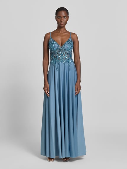 Modelka kobieca nosi Abendkleid mit floralem Pailettenbesatz von Laona w kolorze niebieskim, krój slim fit, z florystycznymi cekinami, półprzezroczysta góra, dekolt V, cienkie ramiączka, długość tyłu w rozmiarze 36: 130 cm, szerokość w rozmiarze 36: 40 cm, widok całej sylwetki z przodu.