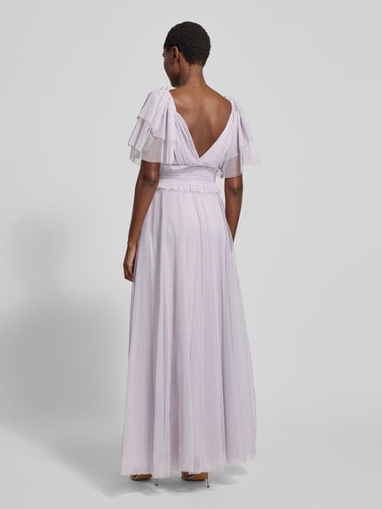 Vrouwenmodel draagt Avondjurk met Volants van Lace & Beads in lila, materiaalmix, getailleerd model, maxi-jurk, tule rok, rugdecolleté, laagjeslook, met onderrok en ritssluiting. Ganzkörperansicht Rückansicht.