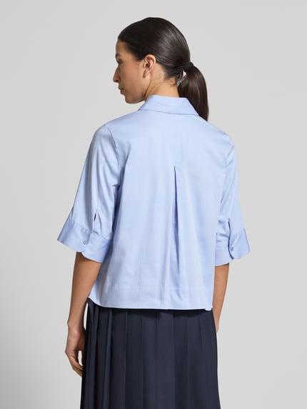 Vrouwenmodel draagt 'Boxy Fit Bluse mit verdeckter Knopfleiste' van Milano Italy in lichtblauw, katoenmix met stretch, ruglengte 54 cm, hemdkraag, lange mouwen, verborgen knoopsluiting, boxy fit, mix van materialen, rugaanzicht, opname van het hele lichaam.