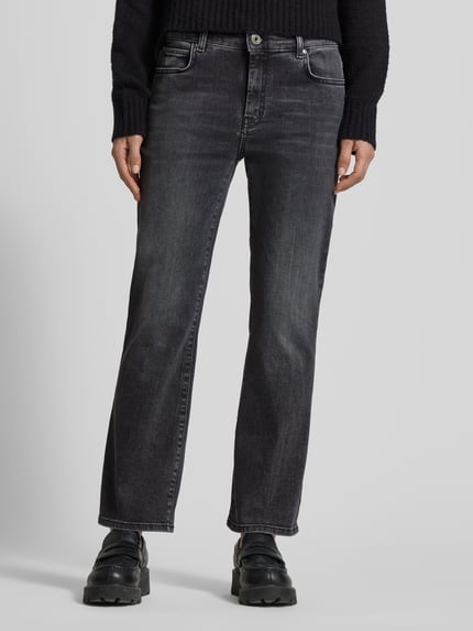 Frauenmodel trägt Bootcut-Jeans aus Baumwoll-Mix Modell 'RAPALLO' von Weekend Max Mara, Optik: Unifarben, Passform: Schmal, Mid Waist, Label Patch, Label-Stitching, Gürtelschlaufen, Knopf und verdeckter Reißverschluss, 5-Pocket-Design, Materialverarbeitung: Denim, Ganzkörperansicht von vorne.
