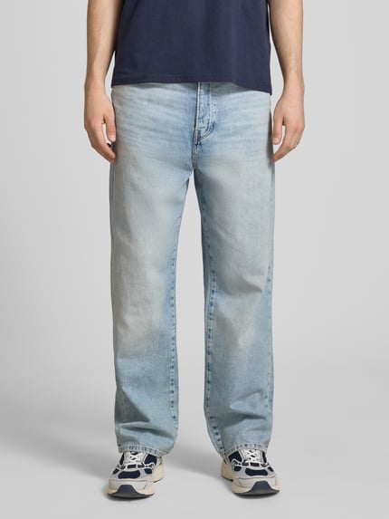 Mannelijk model draagt Loose Fit Baggy Jeans uit puur katoen model 'FADE' van Only & Sons, denimlook, loose fit pasvorm, labelpatch, riemlussen, verdekte knoopsluiting, 5-pocketmodel, katoen, lichte blauwe tinten, rechte vormen, gladde textuur, voorkant, Ganzkörperansicht von vorne.