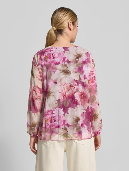 Männermodel trägt bluzka o kroju regular fit ZABAIONE Regular Fit Bluse mit Plisseefalten Modell 'An44nii', wzór na całej powierzchni, okrągły dekolt, plisy, długość tyłu w rozmiarze S: 60 cm, długość rękawów w rozmiarze S: 58 cm, widok całej sylwetki od tyłu