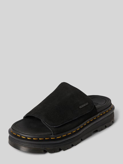 Produktfoto, schwarze Sandalette aus Leder mit Klettverschluss Modell 'ZebZag Slide' von Dr. Martens, Label-Detail, Schlupfform, Absatzhöhe 5 cm, robuste Sohle, mattierte Textur