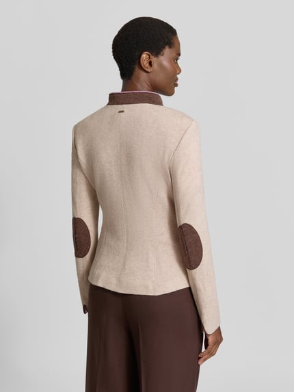 Vrouwenmodel draagt blazer uit wolmix met pochet, getailleerd model, opstaande kraag, steekzakken, Ganzkörperansicht Rückansicht. Blazer uit Woll-Mix met Einstecktuch van White Label, dames. Ruglengte maat 36: 52 cm, borstwijdte: 46 cm, mouwlengte: 64 cm.