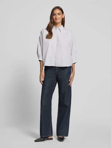 Kobiece modelka nosi bluzkę z krótkim rękawem z bawełny Relaxed Fit model 'C_BELENTA' od BOSS Orange, jasne kolory, front całej sylwetki.