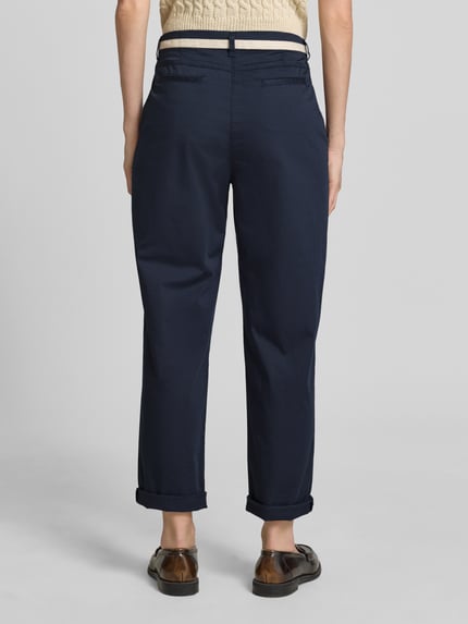 Vrouwenmodel draagt Regular Fit Chino uit katoenmix model 'CARRIE' van Raphaela By Brax, kleur effen blauw, achteraanzicht volledige lichaamsopname.