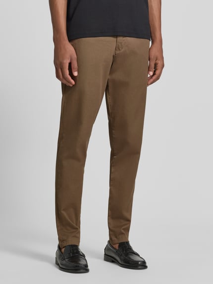 Mannenmodel draagt Slim Fit Chino uit katoenmix model 'GABARDINE' van Selected in bruin, Heren chino, detailopname onderlichaam