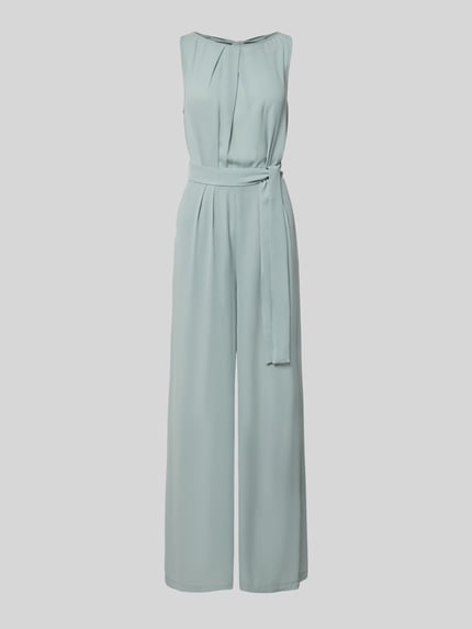 Produktfoto, kombinezon 'Jumpsuit mit rückseitigem V-Ausschnitt' od Zero, taliowany krój, okrągły dekolt, marszczenia, wiązany pasek, dekolt w serek na plecach, wiązanie z tyłu, długość tyłu w rozmiarze 36: 38 cm, szerokość w rozmiarze 36: 42 cm, całkowita długość w rozmiarze 36: 150 cm, długość wewnętrzna nogawki w rozmiarze 36: 73 cm