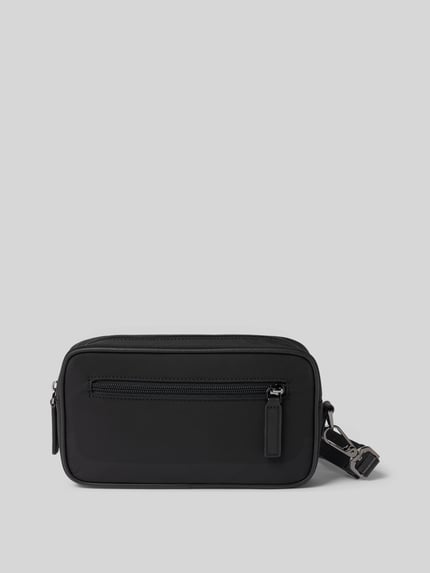 Produktfoto, Handtasche mit abnehmbarer Trageschlaufe von Emporio Armani in Schwarz, rechteckige Form, matte glatte Textur, silberner Karabiner, Fronttasche mit Reißverschluss, Maße 25x14x6 cm, Schulterriemen 34 cm, Label-Applikation sichtbar.