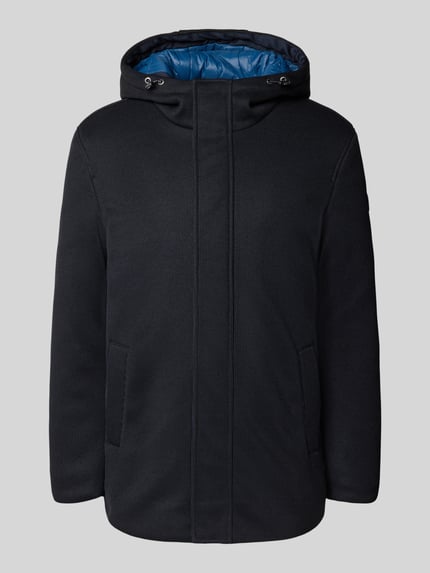 Produktfoto, Fein strukturierte Jacke mit Kapuze und Eingrifftaschen von GUESS in Schwarz, Regular Fit, sichtbare Textur, Seiten- und Schulteransicht