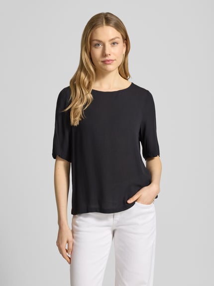 Frauenmodel trägt Damen T-Shirt aus reiner Viskose Relaxed-Fit Modell 'Marrakech' von ICHI, schwarze Farbe, Rundhalsausschnitt, Ganzkörperansicht von vorne. Rückenlänge bei Größe S: 58 cm, Ärmellänge bei Größe S: 29 cm.