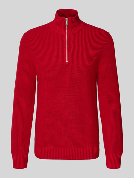 Produktfoto, Slim Fit Strickpullover aus reiner Baumwolle mit Troyer-Kragen von MCNEAL in kräftigem Rot, gerippte Abschlüsse, langärmliges Design, Rückenlänge 72 cm, Ärmellänge 74 cm