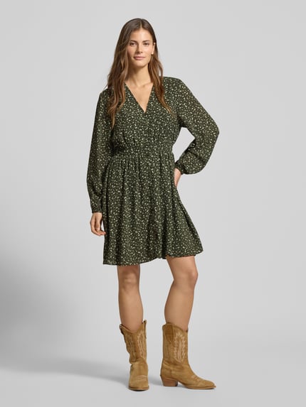 Frauenmodel trägt Minikleid im Allover-Look mit Knopfleiste Modell 'Kaylen Oceanna' von MSCH Copenhagen in A-Linie, Ganzkörperansicht von vorne.
