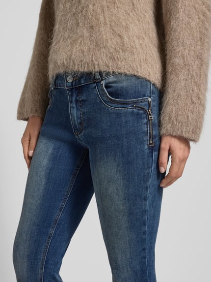 Frauenmodel trägt Straight Fit Jeans mit 5-Pocket-Design Modell 'Tummyles' von Buena Vista, Baumwoll-Mix, Nahaufnahme Oberkörper