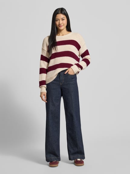 Frauenmodel trägt Strickpullover mit Rundhalsausschnitt von Milano Italy, creme mit bordeaux Streifen, Alpaka-Mix, Ganzkörperansicht von vorne.