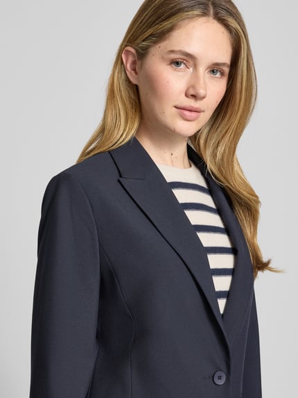Frauenmodel trägt Regular Fit Blazer mit Viskose-Anteil von s.Oliver BLACK LABEL, Optik: Unifarben, 1-Knopf-Verschluss, Nahaufnahme Oberkörper.