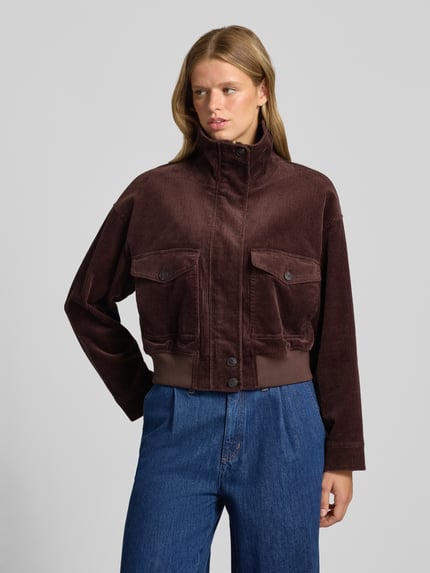 Frauenmodel trägt Regular Fit Blouson aus Baumwoll-Mix von Marc O'Polo in Dunkelbraun, sichtbare Struktur, Ganzkörperansicht von vorne, Damen Blouson von Marc O'Polo DENIM.