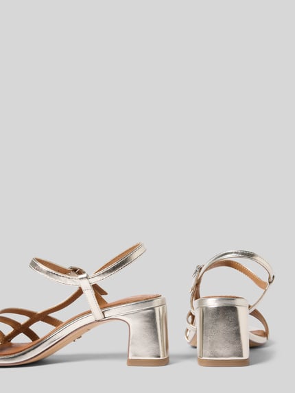 Produktfoto, Sandalette aus Leder-Textil-Mix von Tamaris für Damen mit Optik: Unifarben, Schuhspitze: Abgerundet, Absatzform: Blockabsatz, Verschluss: Dornschließe, strukturierte Sohle, Materialverarbeitung: Lackleder, Material: echtes Leder