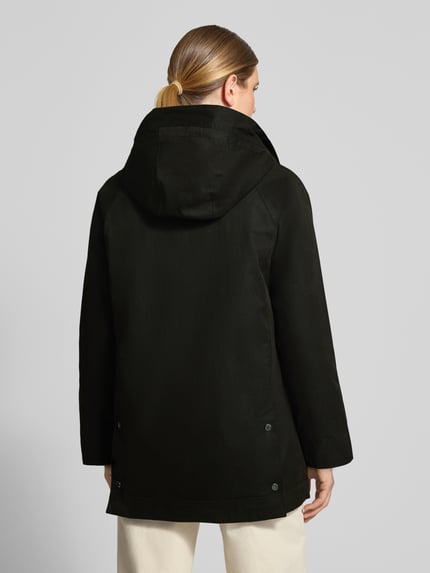 Männermodel trägt Regular Fit Funktionsjacke aus Baumwoll-Mix von Barbour in Schwarz, glatte Textur, Damen kurtka funkcyjna, Ganzkörperansicht Rückansicht