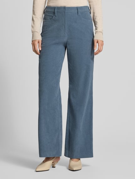 Frauenmodel trägt Regular Fit Cordhose mit weitem Bein von S. OLIVER BLACK LABEL in Hellblau, Struktur, unifarben, Ganzkörperansicht von vorne.