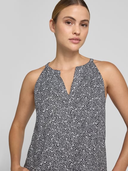Frauenmodel trägt Loose Fit Freizeitkleid aus reiner Baumwolle von Marc O'Polo in Schwarz-Weiß mit floralem Muster, Nahaufnahme Oberkörper. Damen Freizeitkleid.