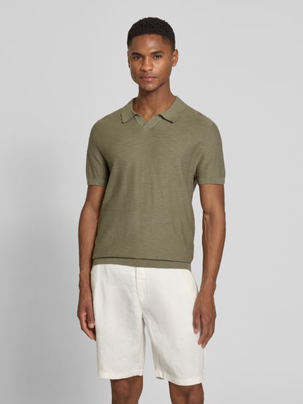 Męski model nosi Regular Fit Poloshirt aus reiner Baumwolle od s.Oliver RED LABEL, efekt: jednolity kolor, krój regular fit, kształt kołnierza: johnny, rękaw: krótki rękaw, zakończenie rękawów: prążkowane, wykończenie: prążkowane, wykończenie materiału: dzianina, materiał: bawełna, Ganzkörperansicht von vorne.