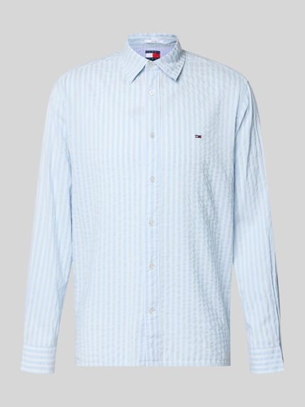 Produktfoto, Relaxed Fit Freizeithemd aus Baumwoll-Modal-Mix von Tommy Jeans, Optik:Allover-Muster, Langarm, Kentkragen, durchgehende Knopfleiste, Logo-Stitching, Sportmanschette, helle Blautöne mit dezentem Muster, glatte, leichte Textur